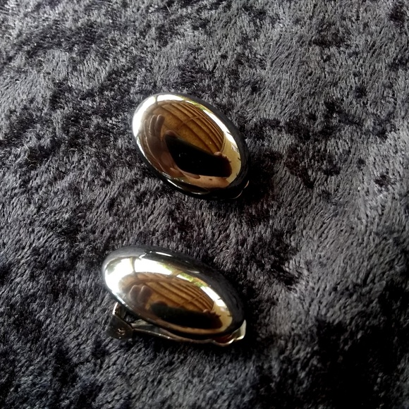 Vintage Karla Jordan - Hematite Oval Earrings - Picture 2 of 4